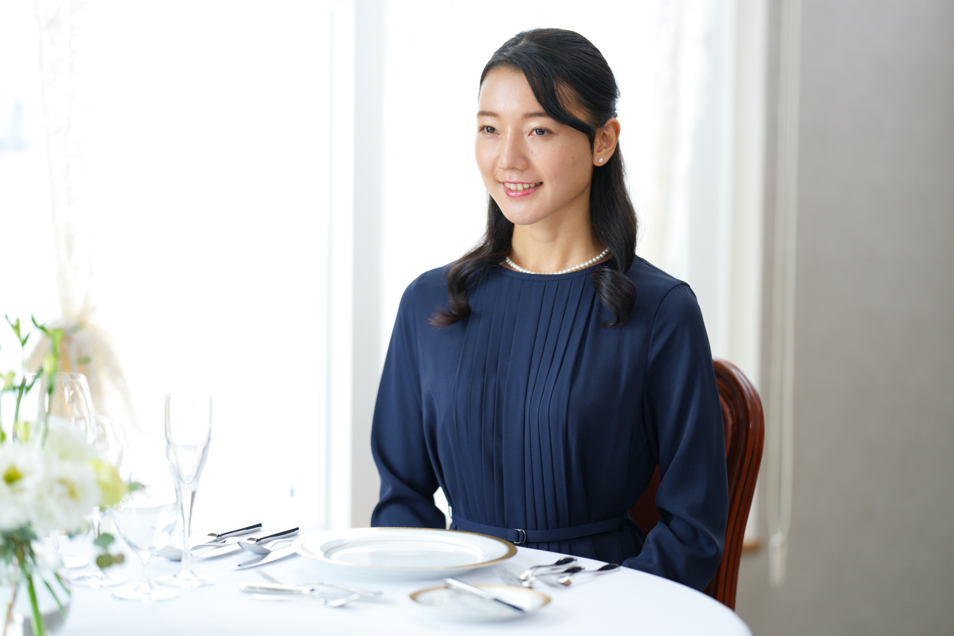 紺色のワンピースを着た女性