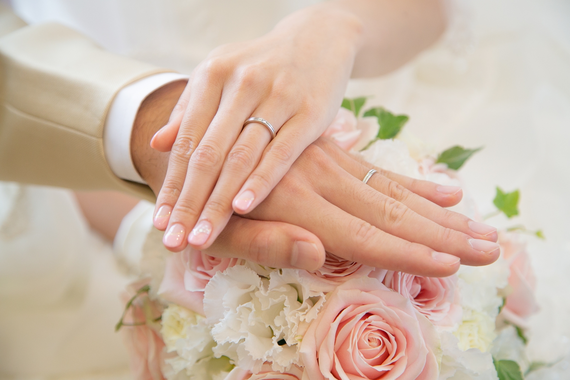 新郎新婦の重なる手