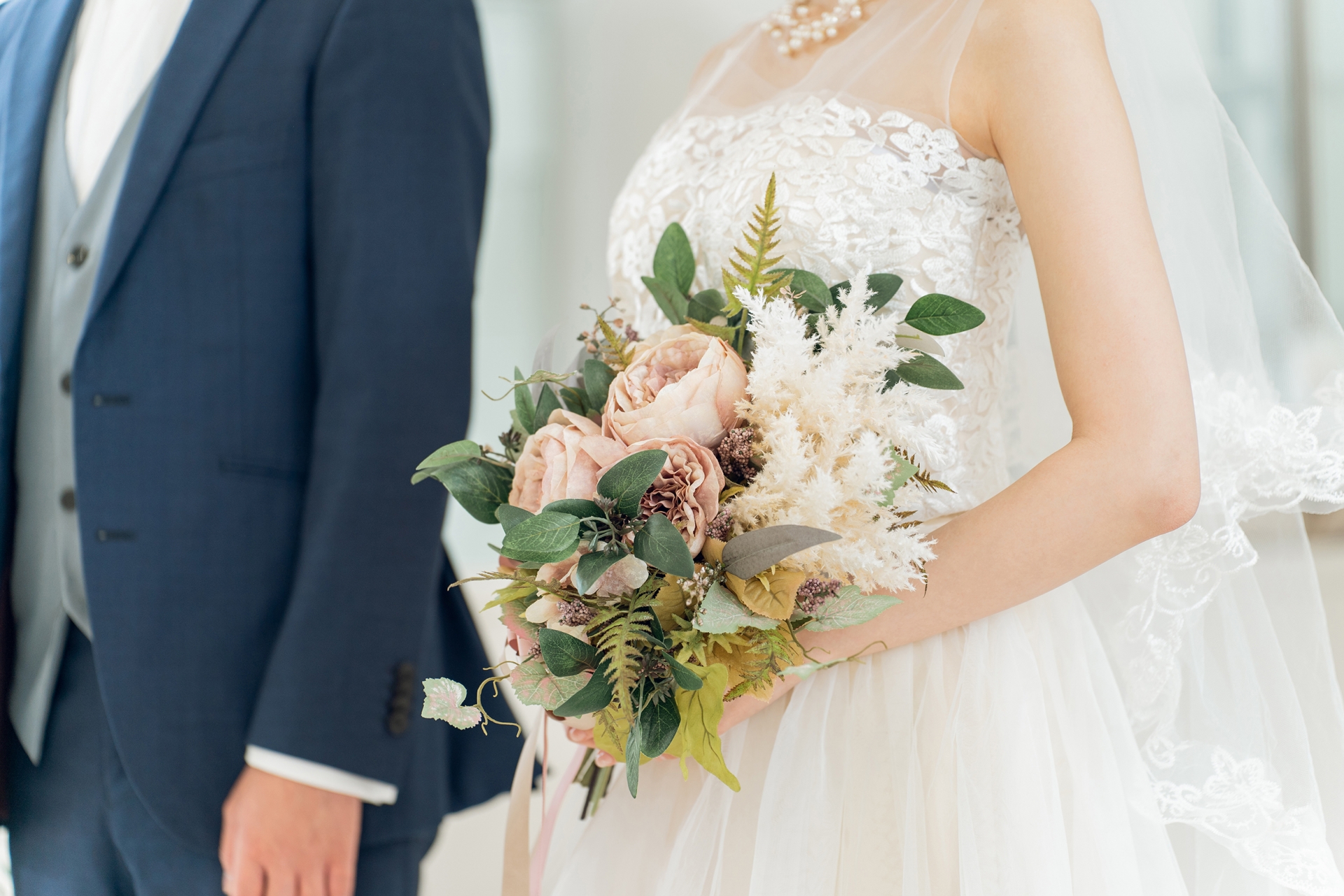 ウエディングドレスを着た花嫁と花婿
